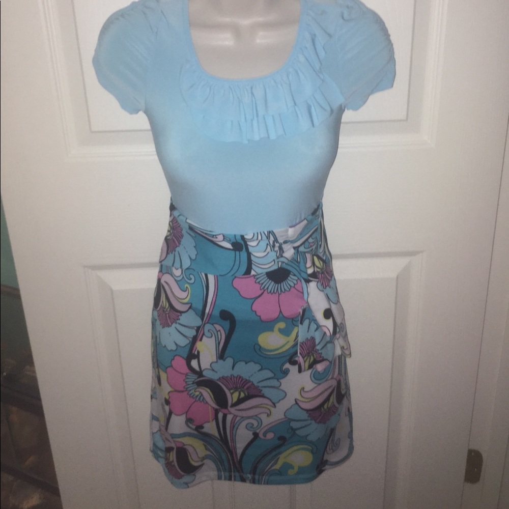 a set of a shirt and skirt