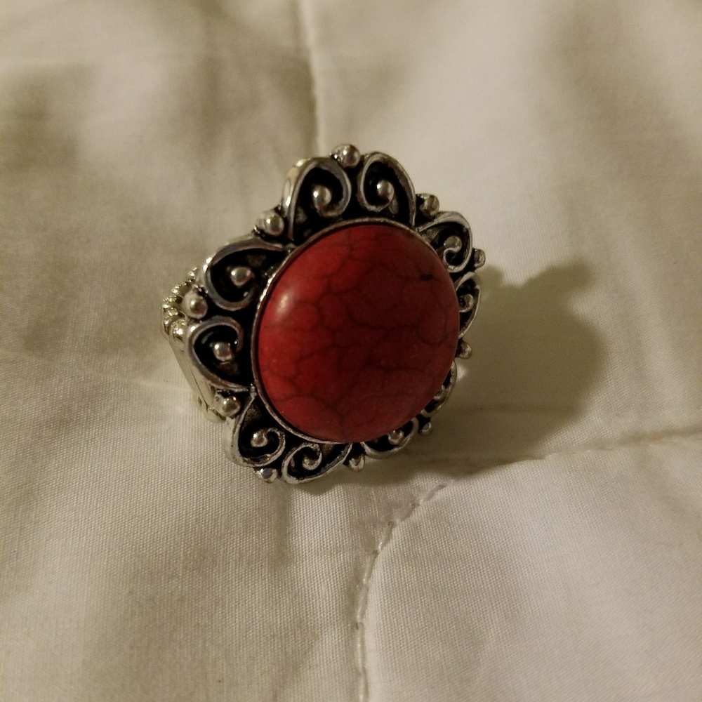 Antiquated silver stretchy ring with red stone - Picture 2 of 2