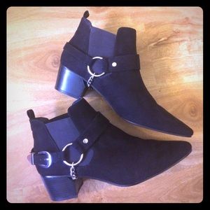 Booties with chain buckle