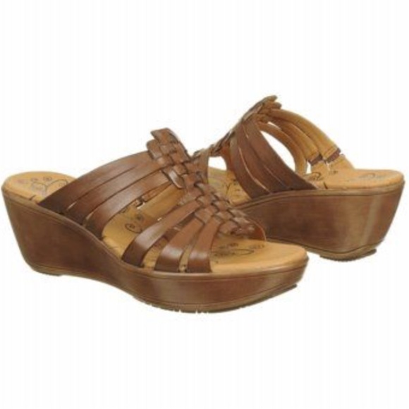 bare traps corra wedge sandal