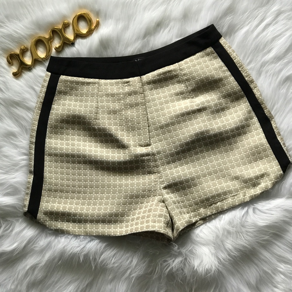 Ark & Co. Beige & Black Shorts. Size M