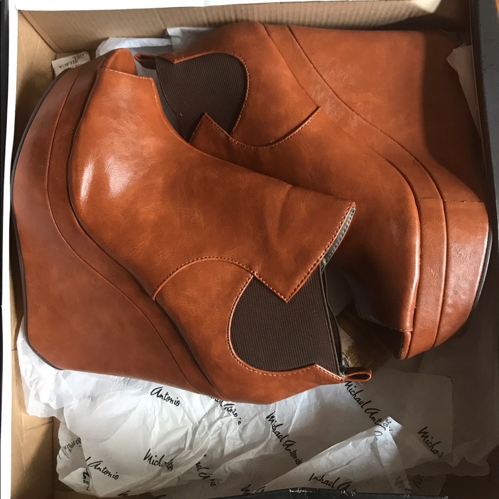 Michael Antonio caramel leather peep-toe wedges