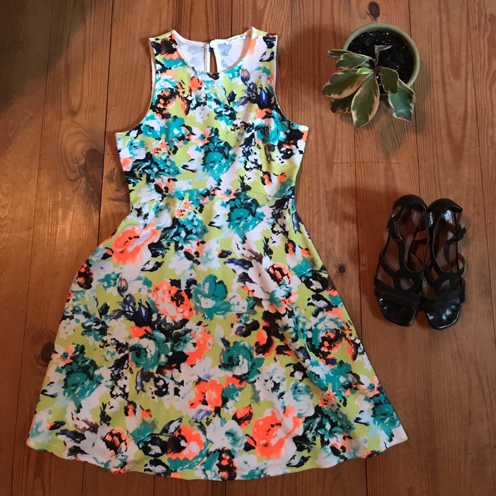 Pretty Floral Sleeveless Dress!