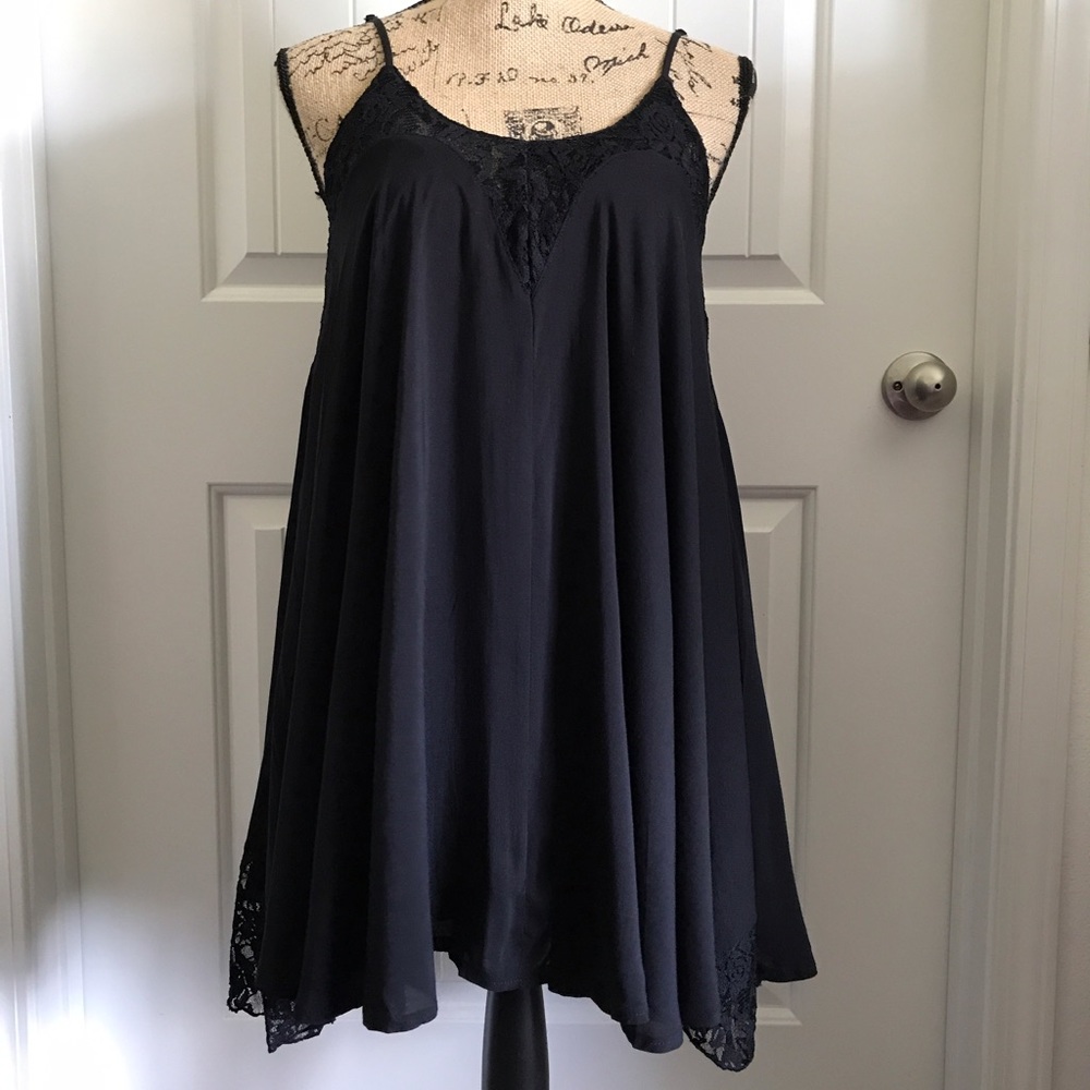 💋CLEARANCE SALE: Black Dress w/ Lace Detail - Picture 3 of 6