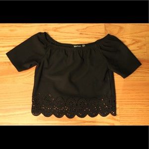 NWOT Off the Shoulder Top w Detailing!!