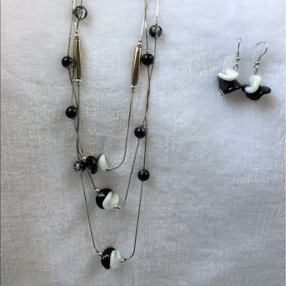 ✨NEW✨Swirly Black & White Necklace & Earring Set
