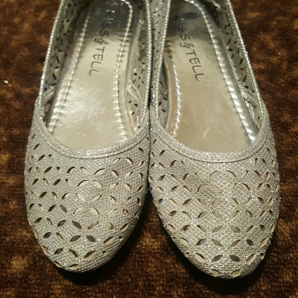 Kiss and tell flats