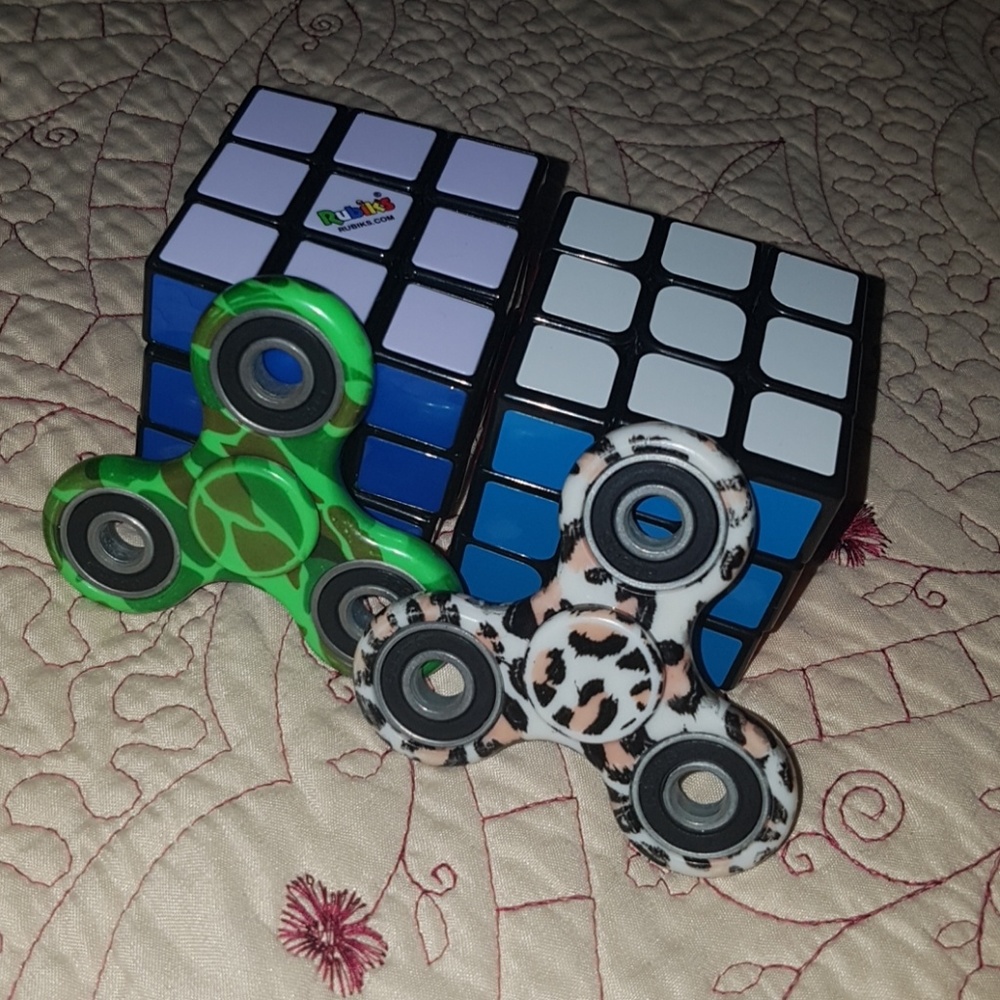 2 figet spinners, 2 rubiks cubes