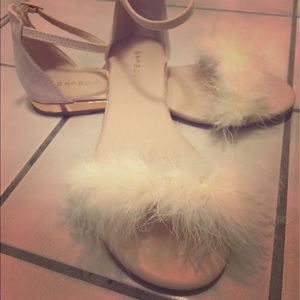Super cute open toe furry sandals!