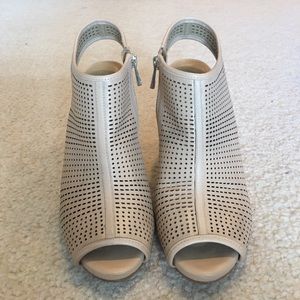 ✨✨✨Gorgeous Summer Ann Taylor shoes ✨✨✨