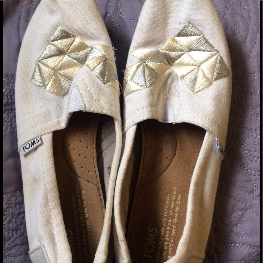 White geometric design TOMs
