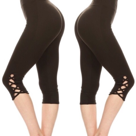 Criss Cross Capri Black Yoga Leggings - Picture 2 of 3