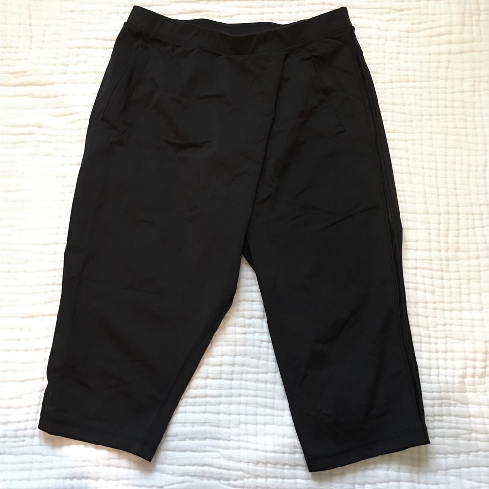Yogi Retreat Crops in black