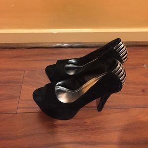 Peep-toe platform pumps/velour