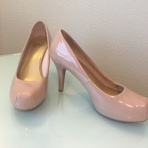 Nude patent faux leather pumps size 7