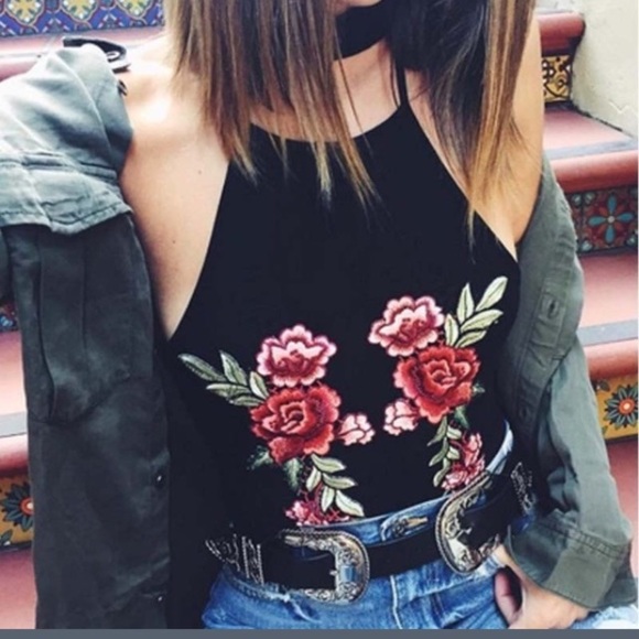 Super Cute tank top with floral appliqué. - Picture 2 of 5