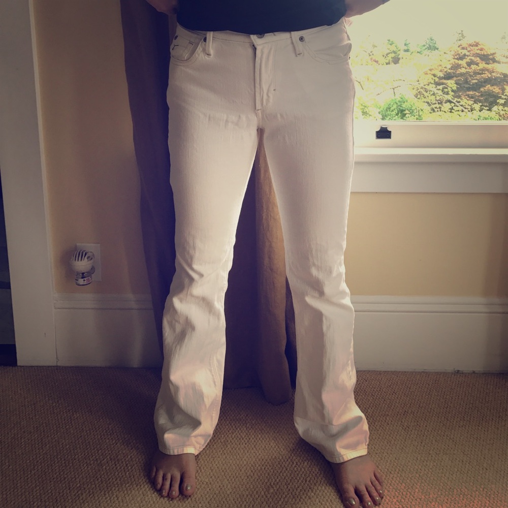 WHITE JEANS