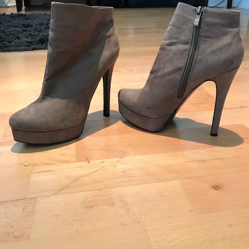 NWOT Chinese Laundry Taupe Booties