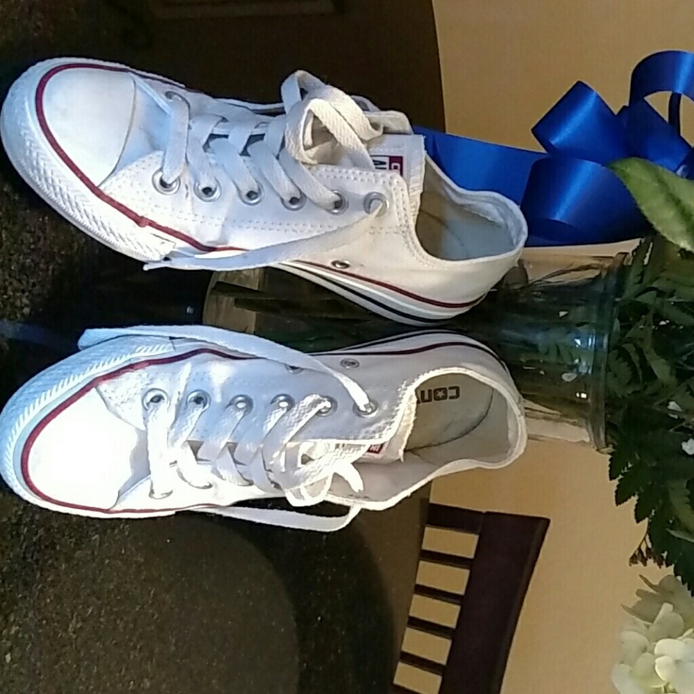 Cute White Converse tennies!!