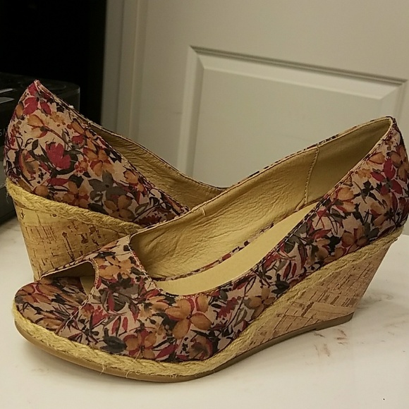 NWOT Floral Wedge Peep Toe Heels - Picture 1 of 1