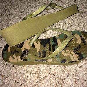 Women's Wedge Camo Flip Flops