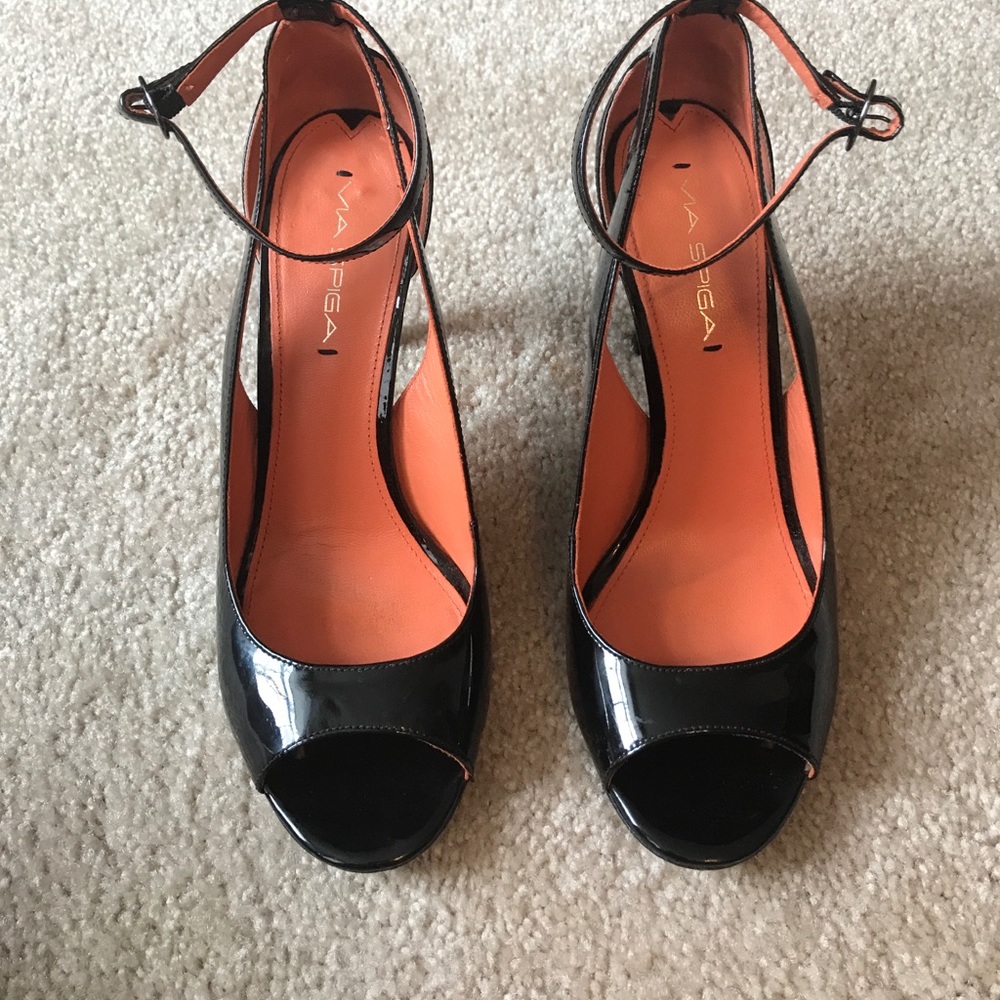 Black patent leather Via Spiga pumps
