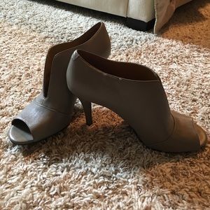 Nine West Light gray peep toe bootie heel, 7.5