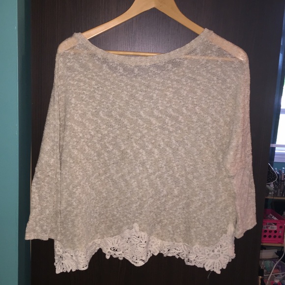 Cream colored blouse with white lace - Picture 2 of 3