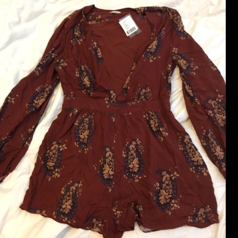 NWT Lightweight V neck long sleeve romper