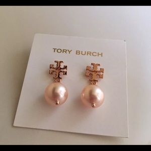 Tory Burch Logo Pearl Drop Earrings (rose gold)