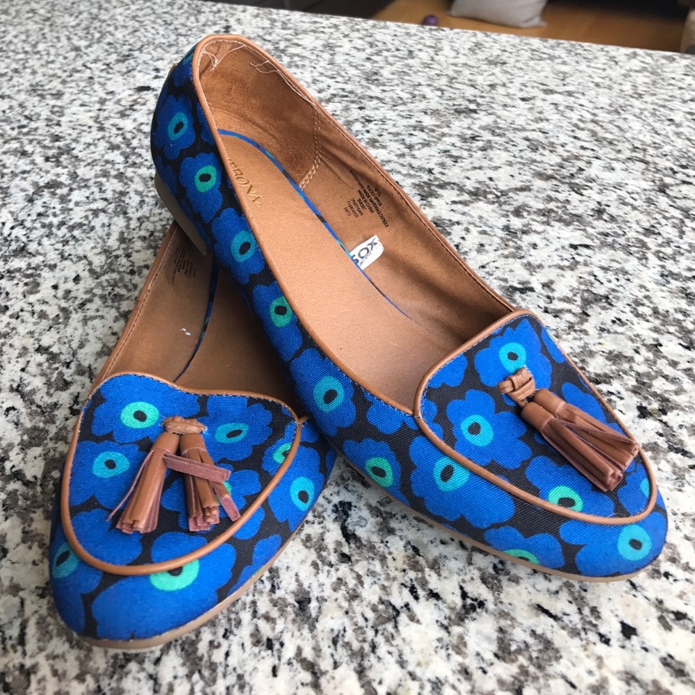 Adorable blue flower loafers