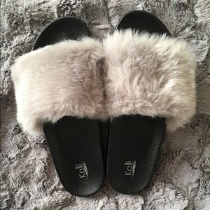 Fur flip flops