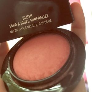 The "dreamy" blush it's a mineralized blush.