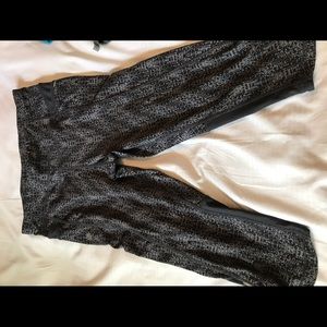 Athleta Be Free Knickers side pockets S pebble pat