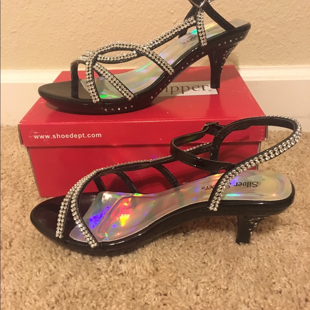 NWB Silver Slipper dress shoe w/bling size 5