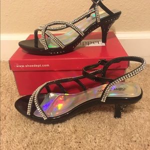 NWB Silver Slipper dress shoe w/bling size 5