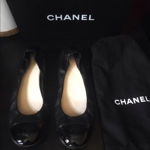 Classic Chanel leather patent captoe ballet flats