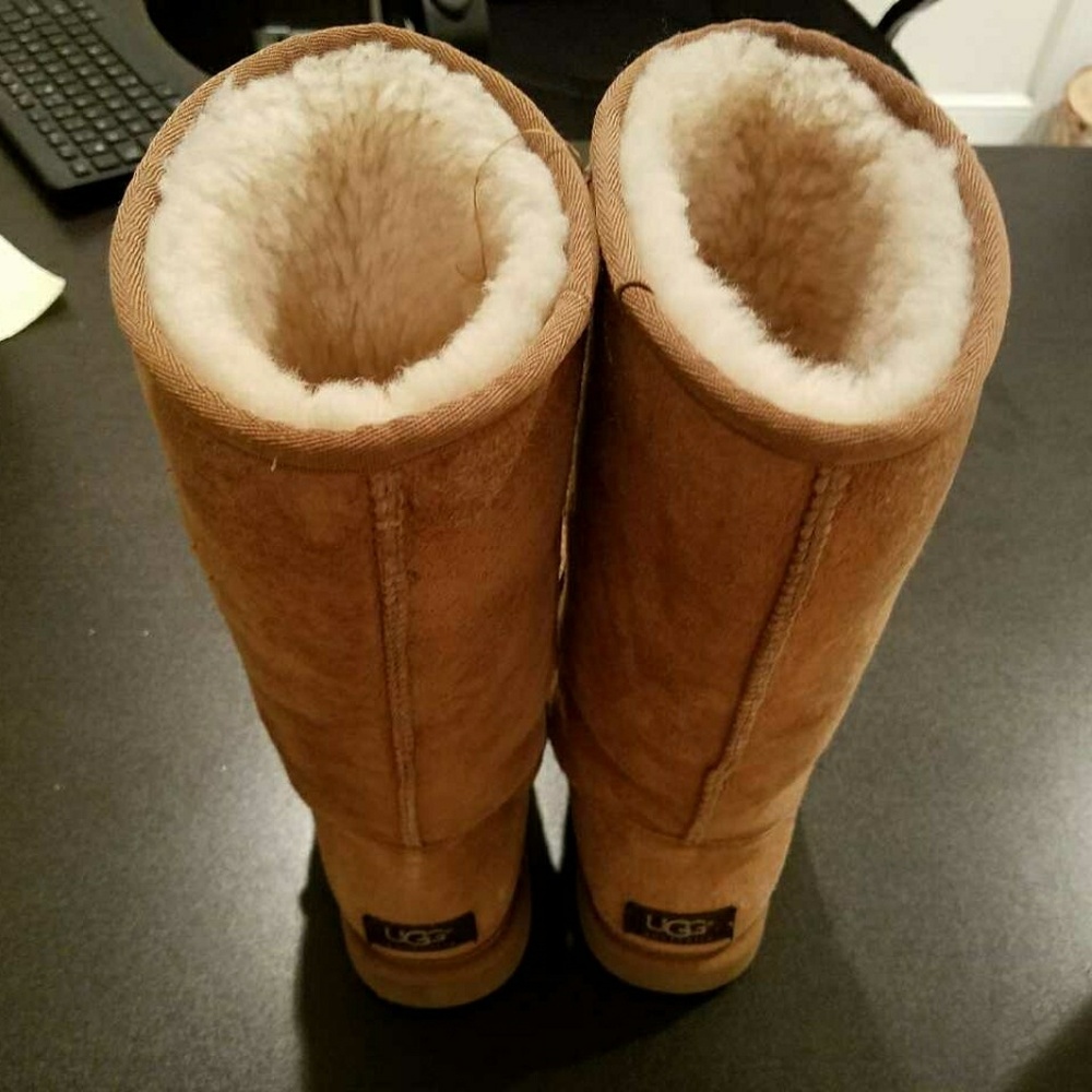 SOLD........UGGS Chestnut size 7 W