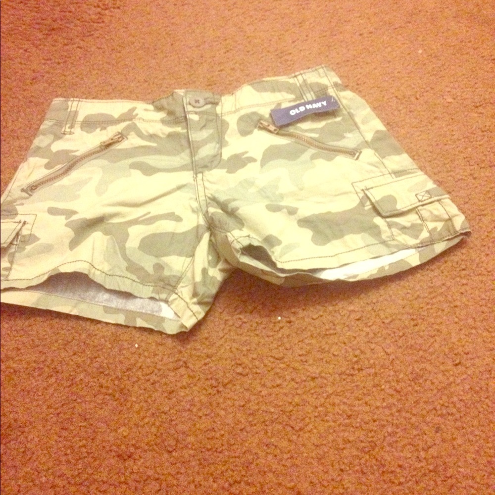 Girls Old Navy camo shorts