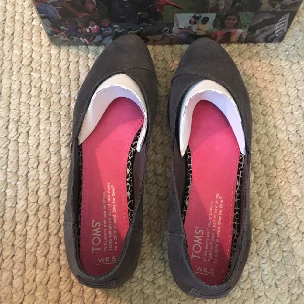 TOMS Jutti Flats in Ash Suede size 6.5 new in box.