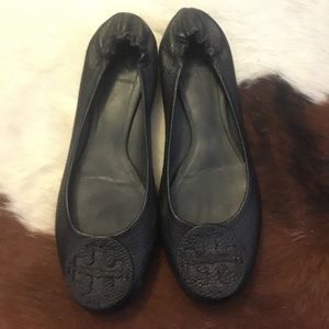 1 Pair Tory Burch logo all leather flats