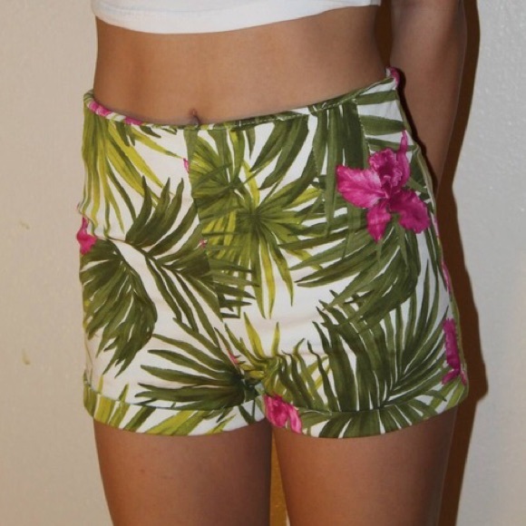 Brandy Melville Tropical Print High Waisted Shorts - Picture 3 of 3