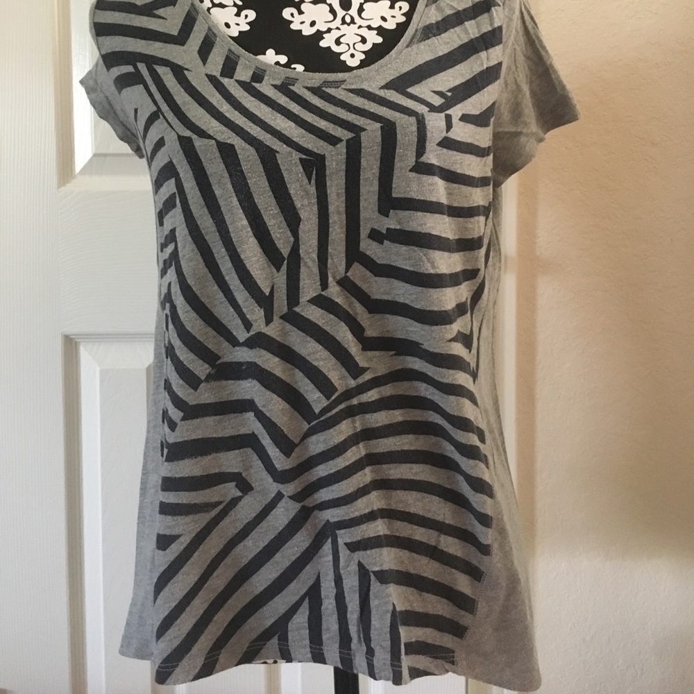 DKNY Jeans Gray Top w/Blue Design - Picture 1 of 2