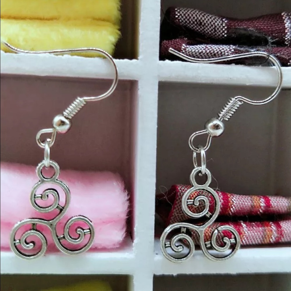 5/$25 silver swirl earrings hook