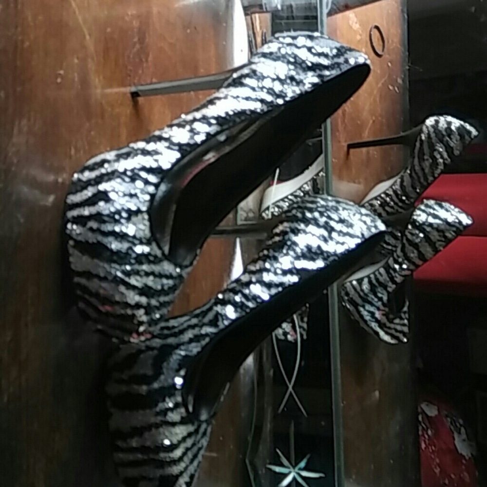 Steve madden black and silver sequence stilettos