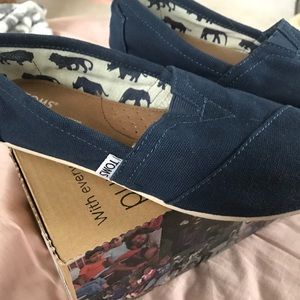 Navy toms