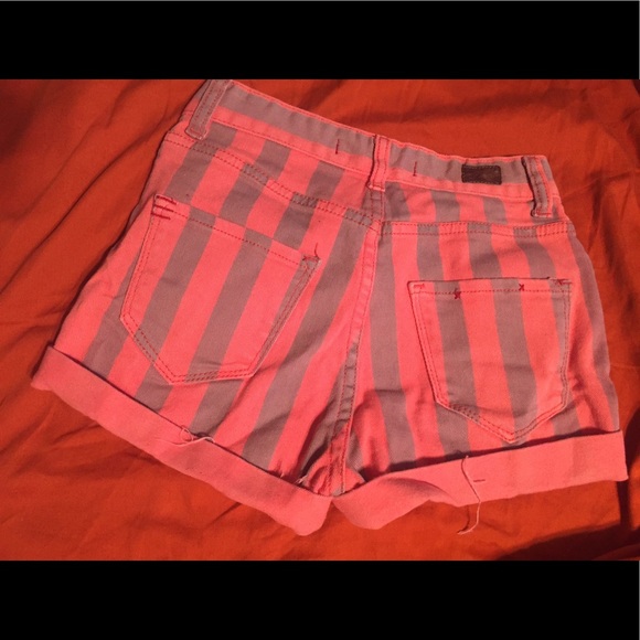 Urban outfitters high waisted shorts size 24 - Picture 2 of 3
