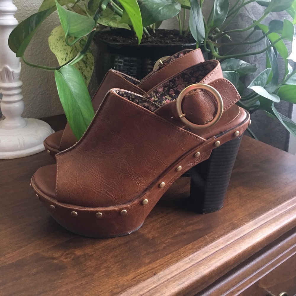 Unlisted sandals