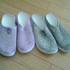 2 pairs garden clogs