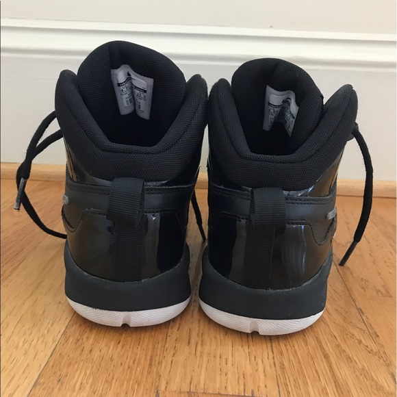 Nike kids basketball shoes - Picture 2 of 5